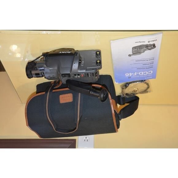 Sony Handycam CCD-F46 8x Zoom Video Camera Recorder with Case and Instruction - Picture 1 of 10